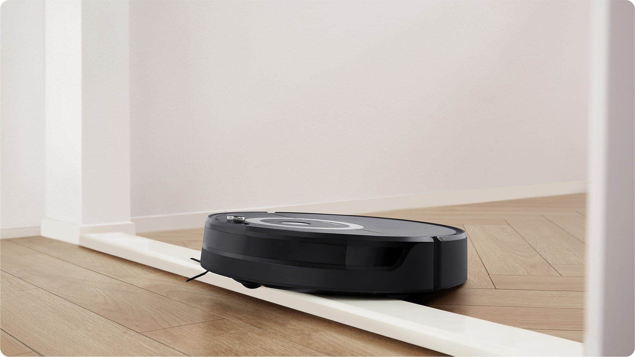 Roborock E5 traverses entire home with a 2cm (0.8in) climbing ability Roborock E5 traverses entire home with a 2cm (0.8in) climbing ability