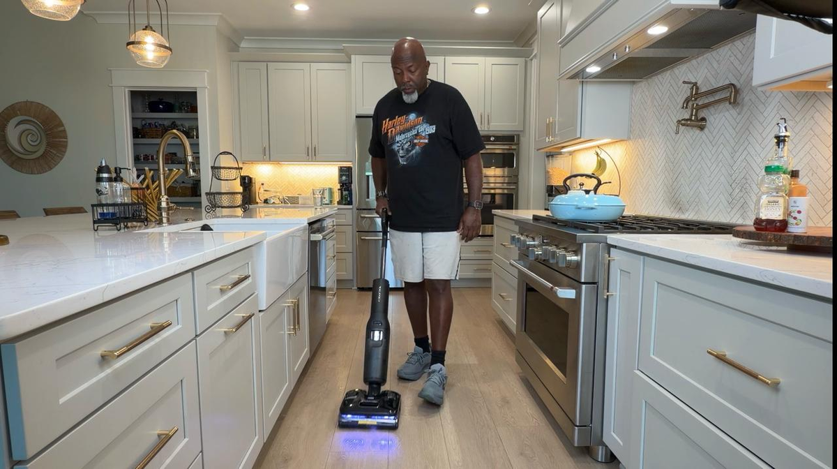 "I use the Roborock F25 after cooking to quickly clean the kitchen floor. During pollen season, it also helps keep my floors clean, improving the air quality in my home and easing my allergies."